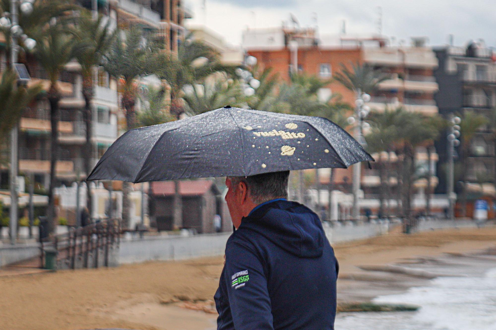 Día de frío y lluvia en Torrevieja