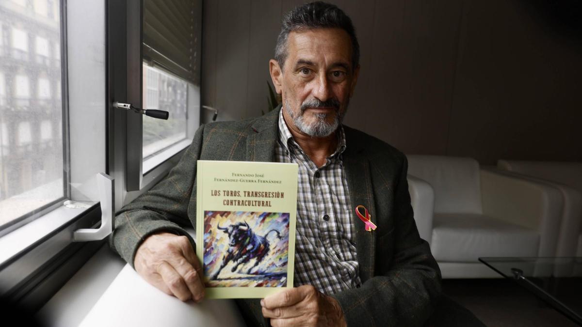 Fernando Fernández-Guerra, con su libro.