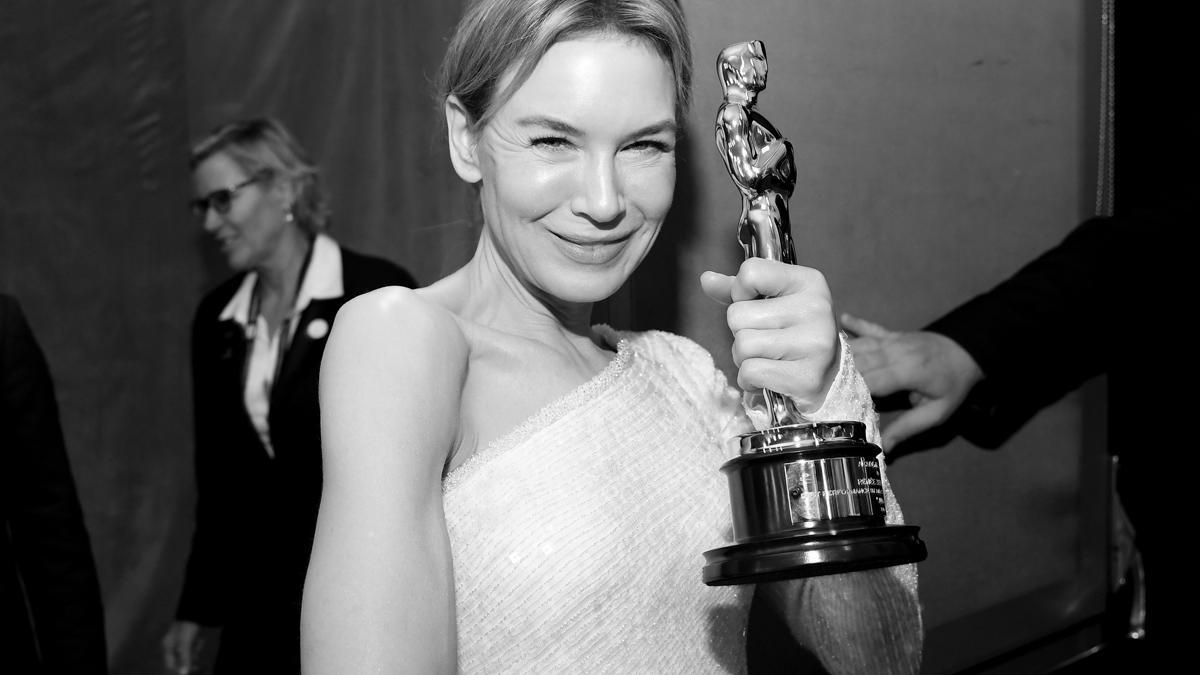 Renée Zellweger, con su Oscar en la mano en la ceremonia del año 2020