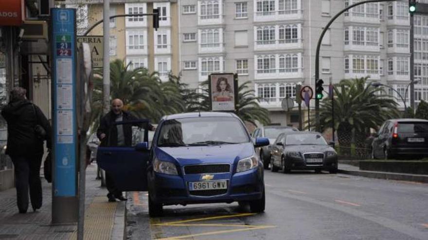 Un coche aparcado en una parada de bus en el inicio de la calle Juan Flórez. / adrián subiela