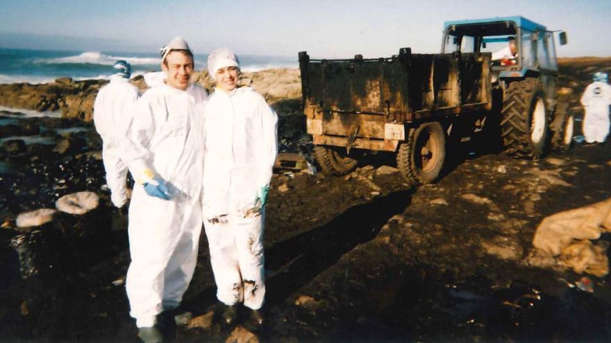 David Checa y Esther Navarro, en la playa de Camariñas retirando chapapote.