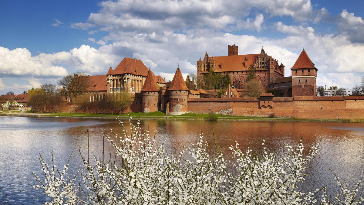KS Dekorglass te invita a Działdowo, Elbląg y Malbork. Una de las atracciones es un barco que navega por... la hierba