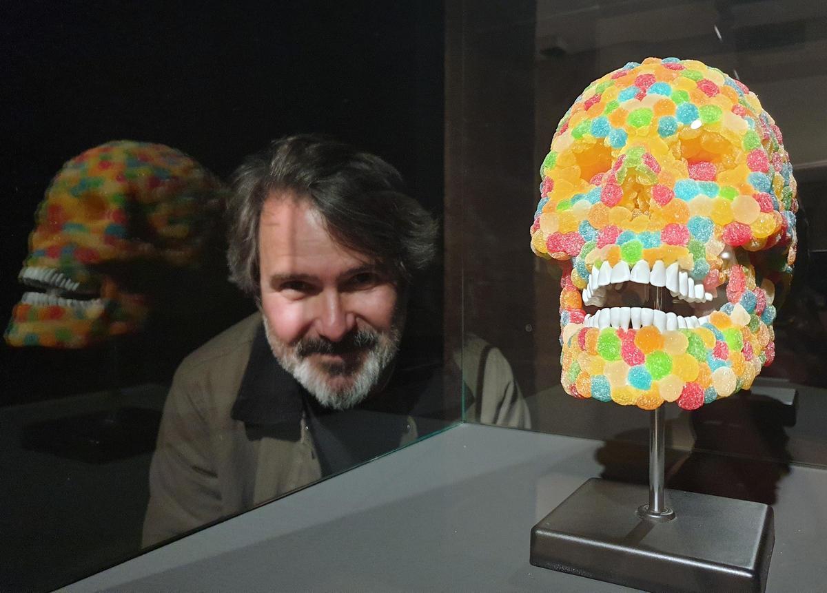 Héctor Francesch, junto a su obra "For the love of sugar".
