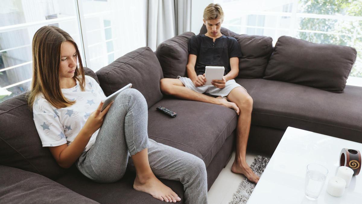 Dos hermanos en casa