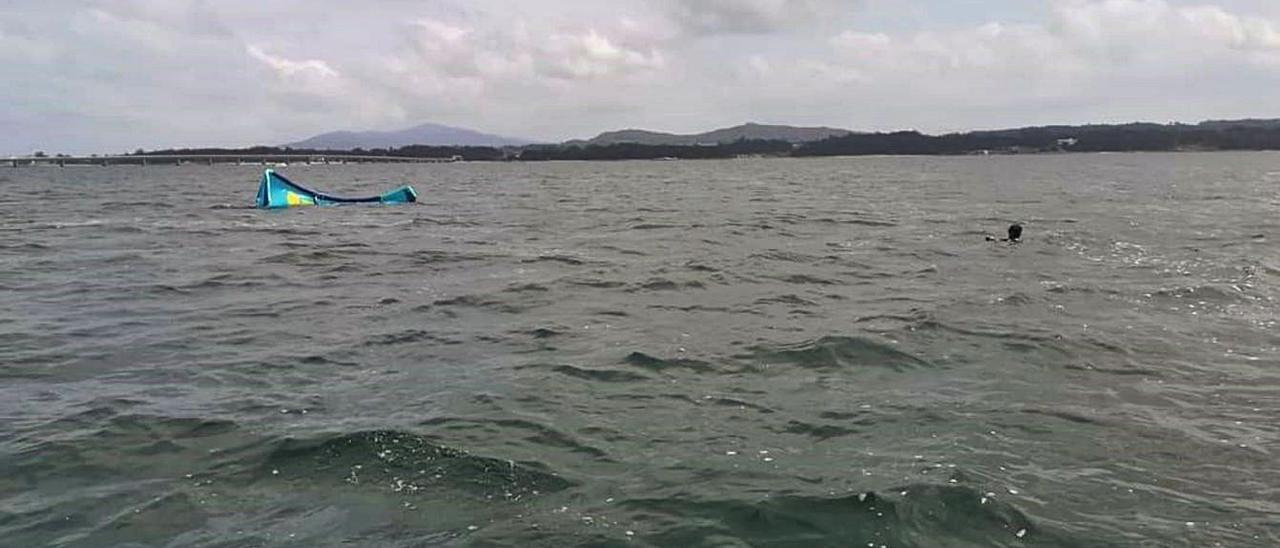 Así se encontraron los vigilantes de A Illa al kitesurfista en O Bao.   | // FDV