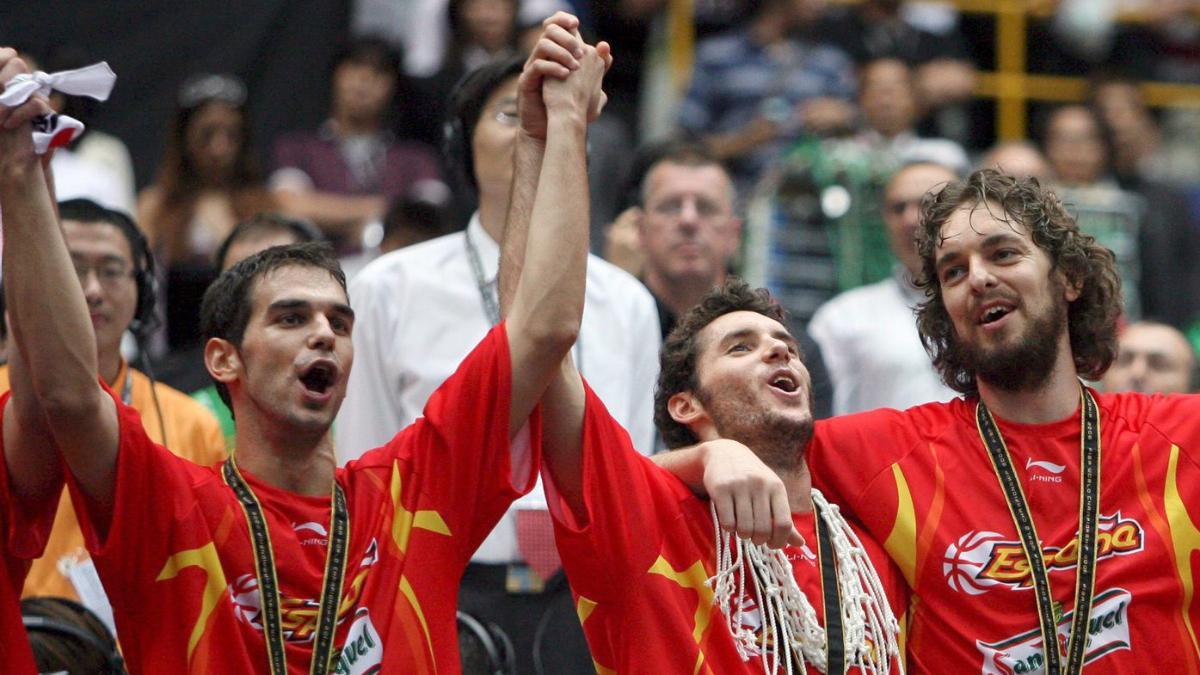 José Manuel Calderón, junto a Rudy Fernández y a Pau Gasol tras lograr el título mundial en 2006