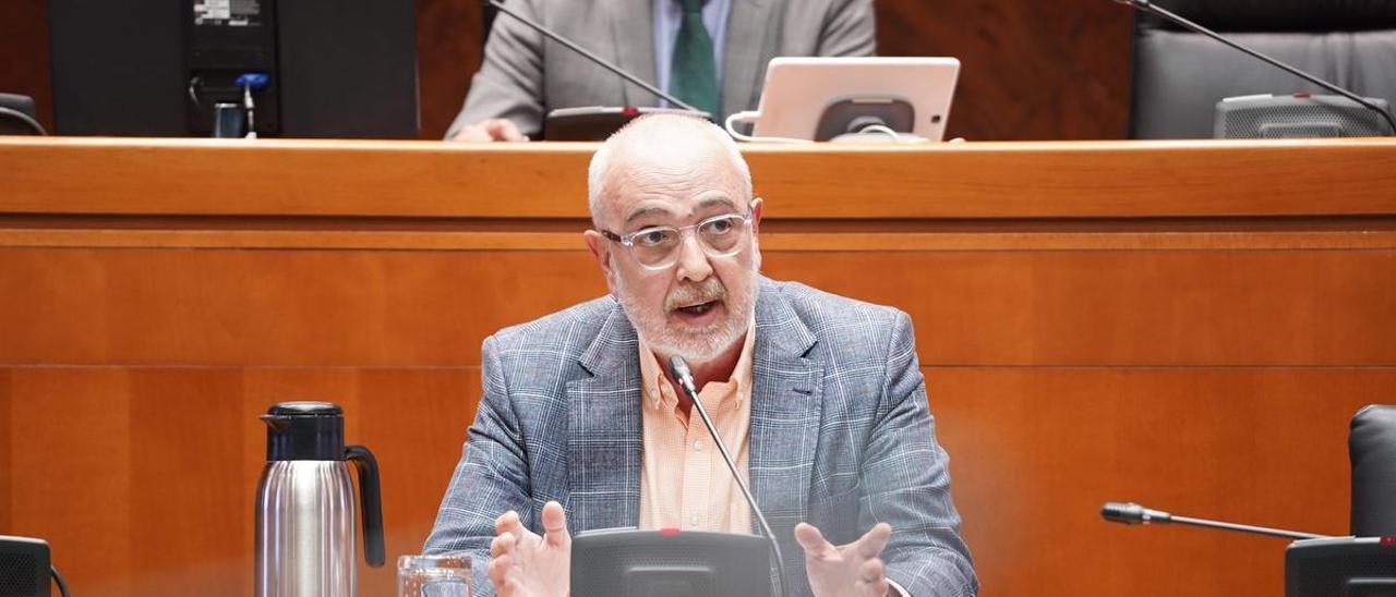 El director general de la Función Pública y la Calidad de los Servicios, Esteban del Ruste Aguilar, ha comparecido en la Comisión de Hacienda de las Cortes a petición del consejero, Carlos Pérez Anadón.