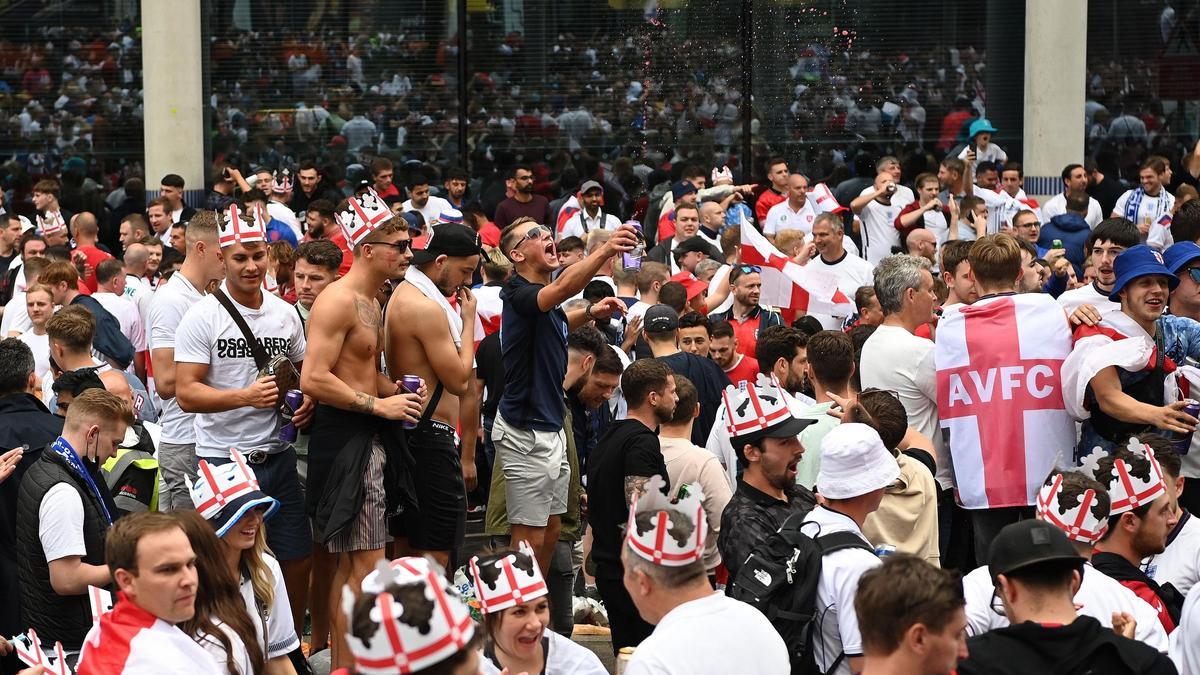 Los aficionados comienzan a llegar al estadio de Wembley para la gran final de la Eurocopa