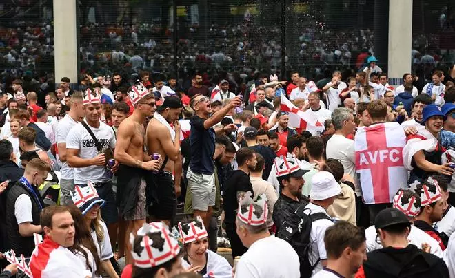 Los aficionados comienzan a llegar al estadio de Wembley para la gran final de la Eurocopa