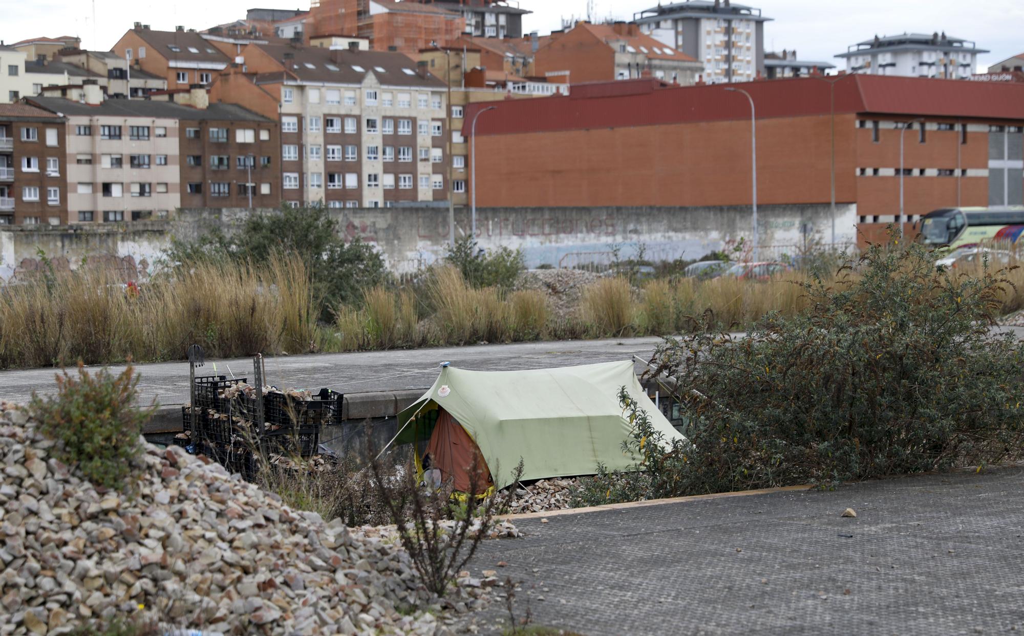 En imágenes: los terrenos del plan de vías de Gijón se llenan de chabolas