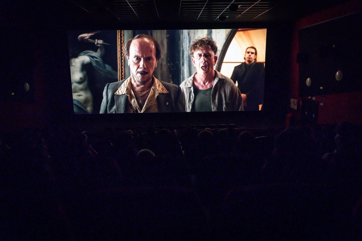 Un cine, abarrotado en el estreno de Torrente presidente.