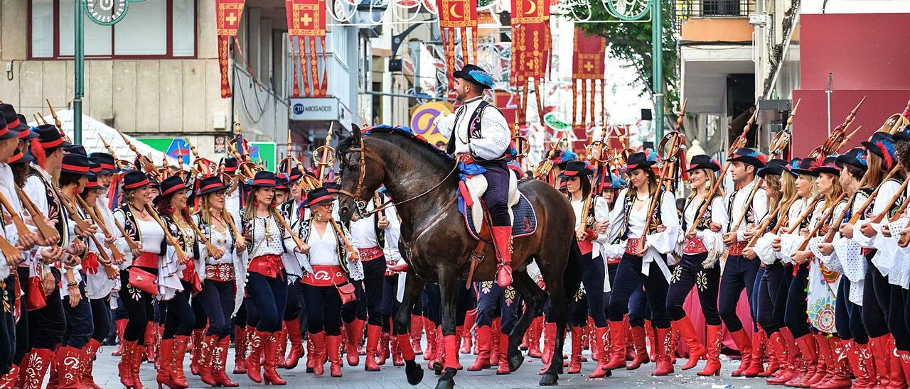 Las Entradas Mora y Cristiana de Elda son únicas por su participación, espectacularidad y afluencia de público.