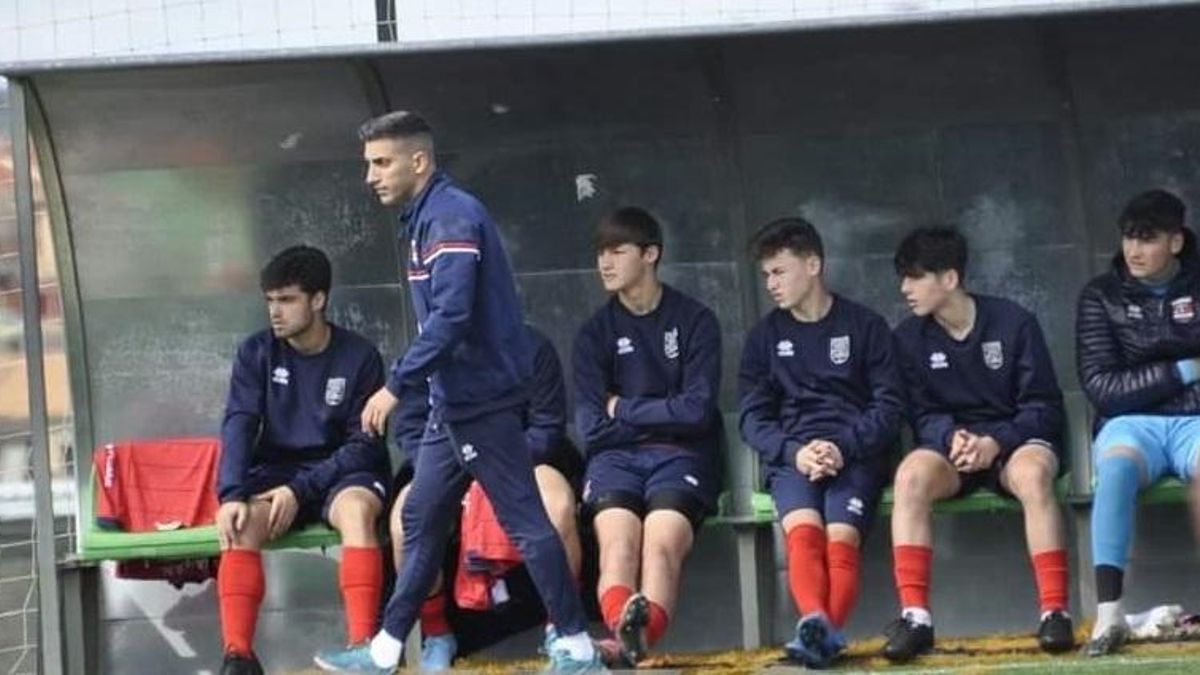 Dirigiendo al Diocesano juvenil en un partido.
