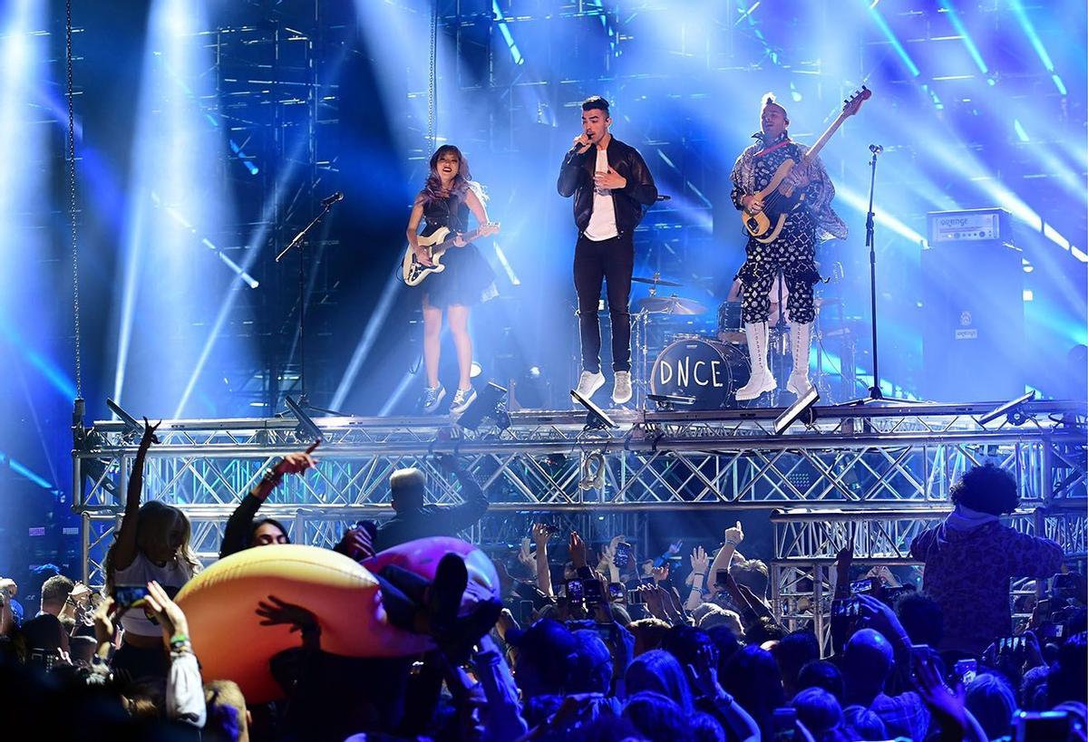 DNCE durante una de sus actuaciones en los MTV EMA 2016