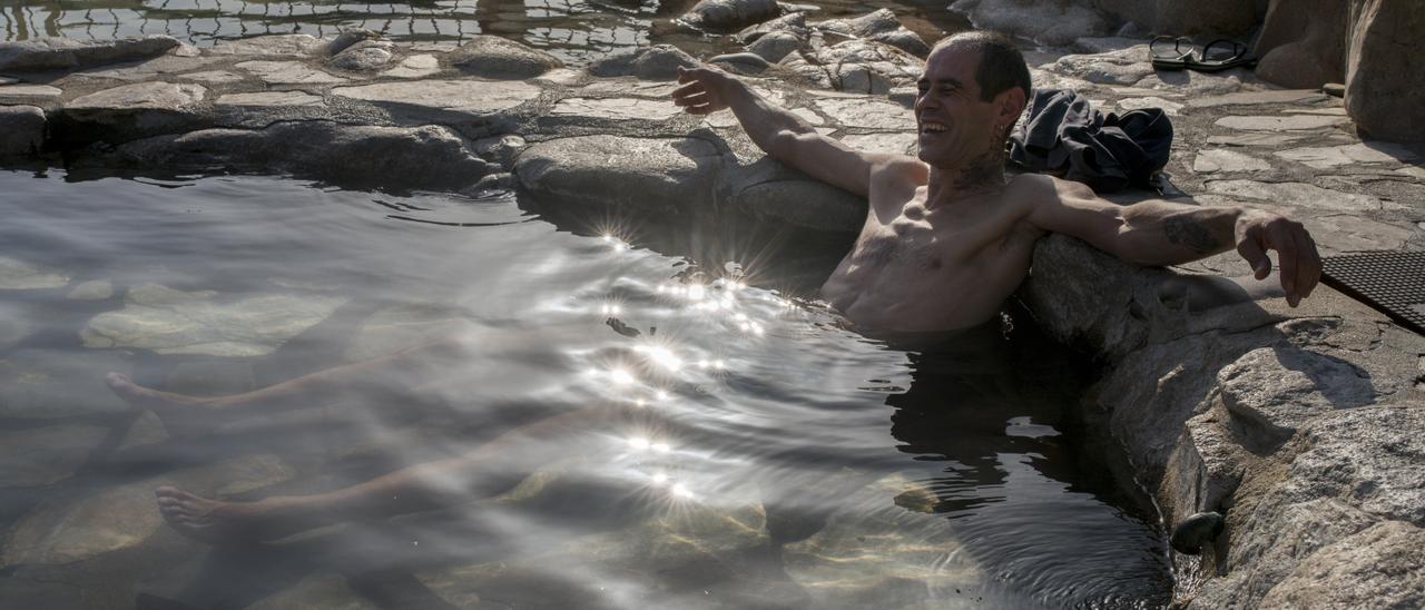 Un hombre en las Termas públicas de Outariz. //BRAIS LORENZO