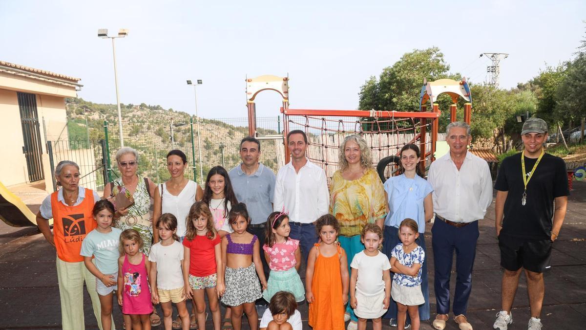 Las autoridades insulares y municipales han visitado la escuela de verano de Deià.