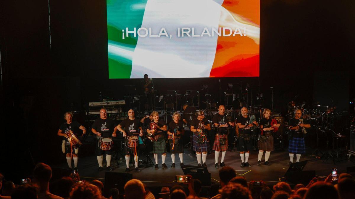 El grupo Celtícue da la bienvenida a Irlanda con Gaitas y trajes tradicionales del país.