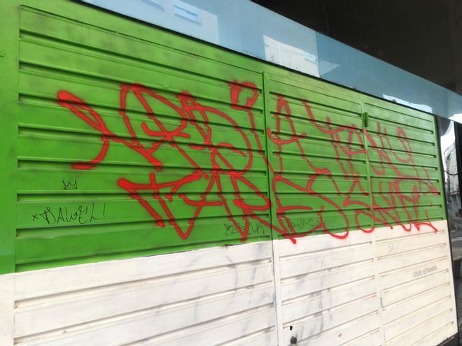 GALERÍA | La sede de Sumar, en Cáceres, amanece llena de pintadas