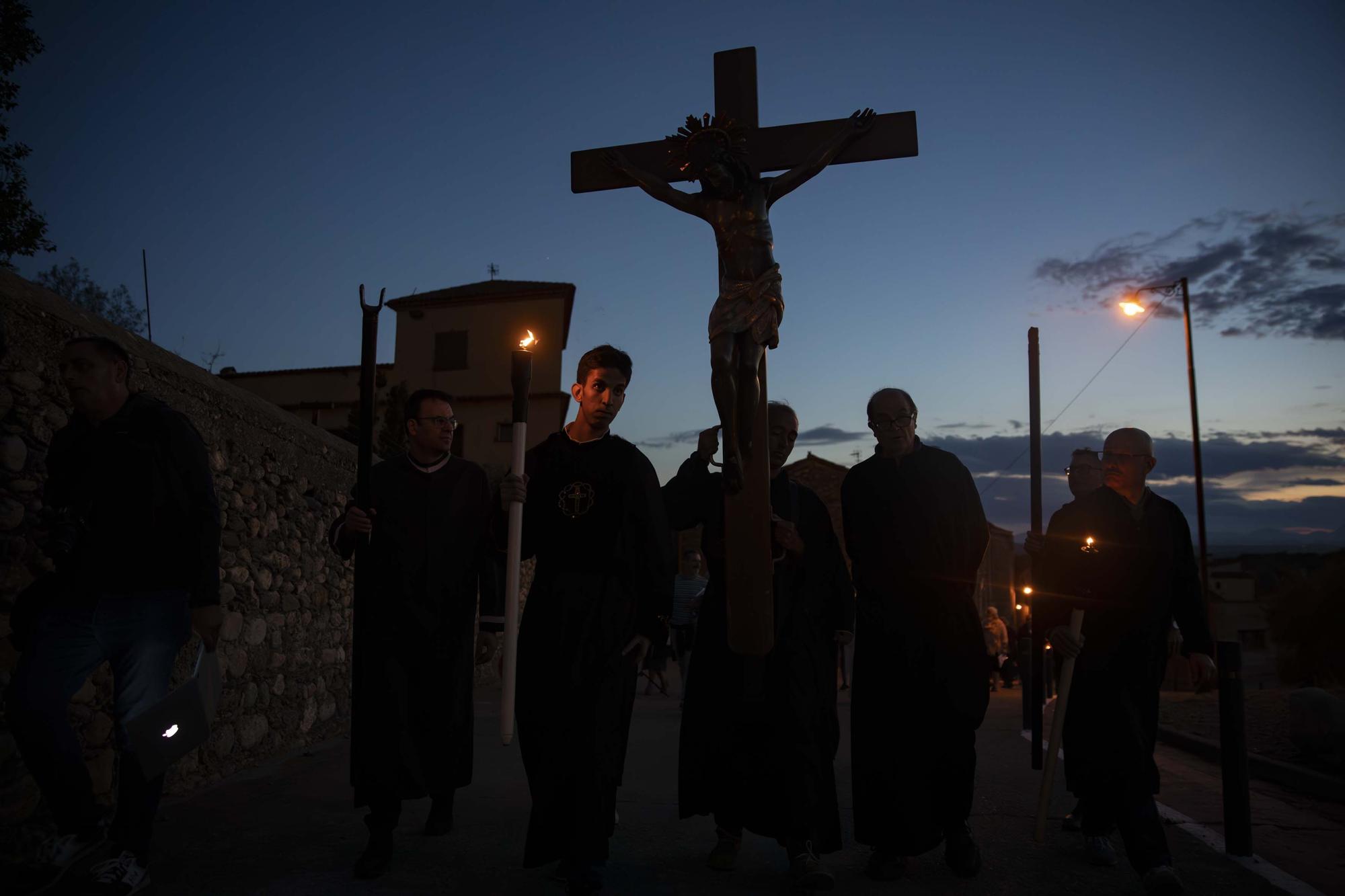 Peralada treu al Sant Crist Negre en processó invocant la pluja