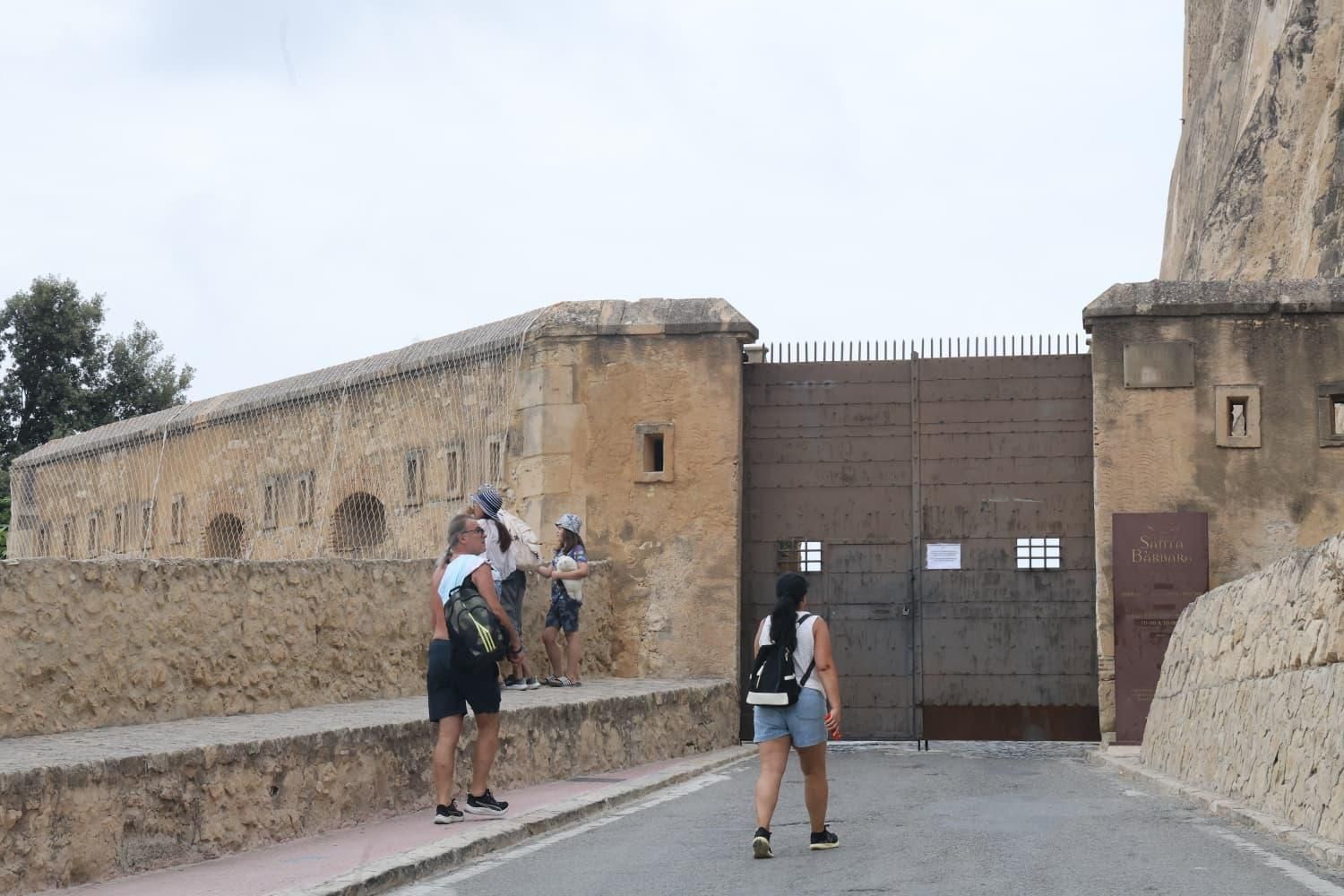 Alicante amanece con parques precintados y el castillo cerrado por el temporal