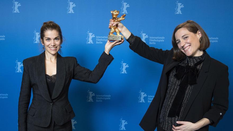 La directora de cinema Carla Simón, a la dreta, amb la productora, María Zamora, mostra l'Os d'Or de la Berlinale aconseguit amb el film 'Alcarràs'