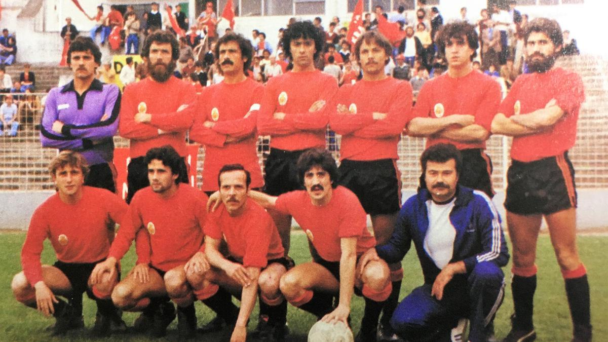 Jaume Pedrós, agachado a la derecha, con el Mallorca de la temporada 79-80, en Tercera.