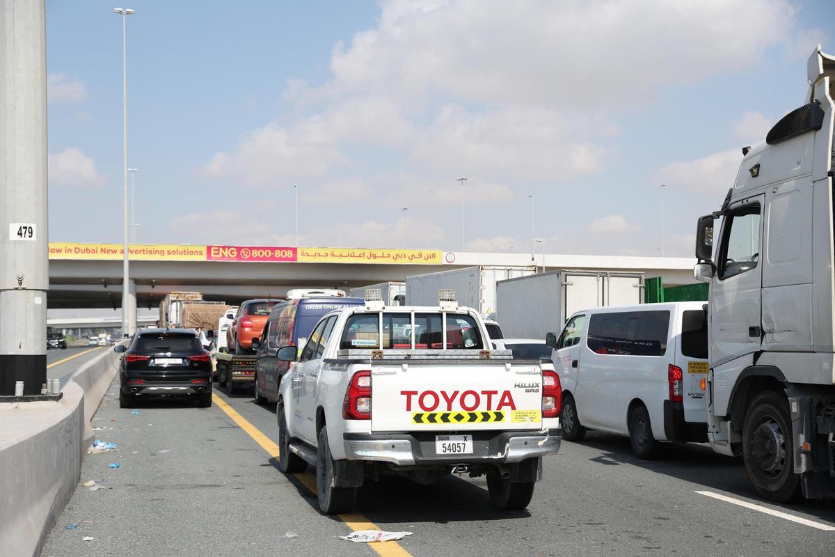 Las inundaciones en Dubai complican la ciudad y obligan a cerrar aeropuertos