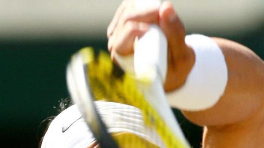 Rafel Nadal efectua un saque en su último partido en Wimbledon contra Youzhny.