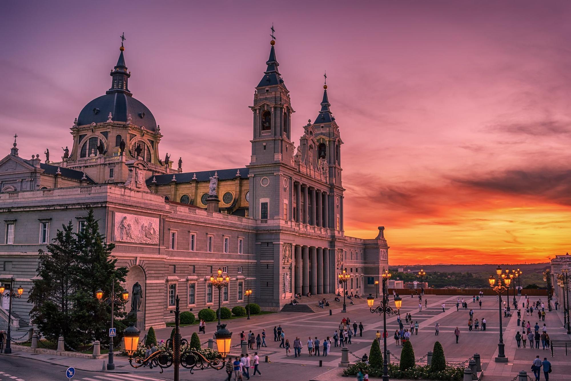 Los colores del cielo se mezclan con la majestuosa catedral de la Almudena madrileña