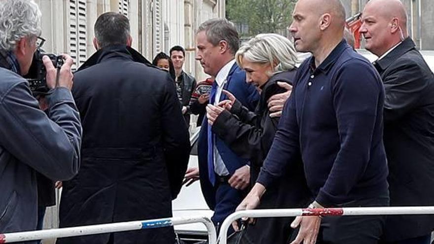 Le Pen va haver de sortir per la porta del darrere i entre insults de la catedral de Reims.