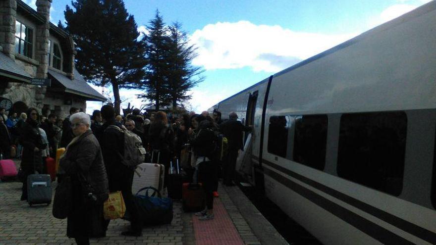 Pasajeros afectados por el corte de línea que han tenido que ser trasladados en autobús