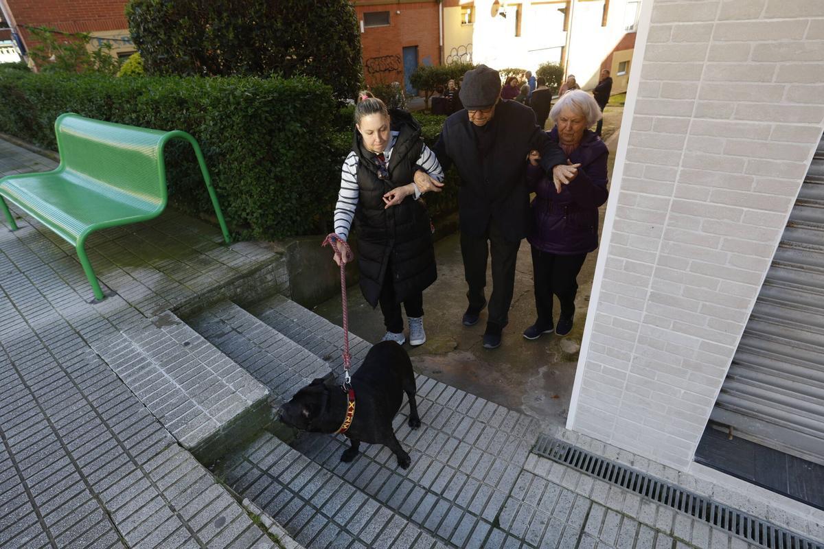 Avilés. Reportaje con los vecinos de unos bloques de Glez Abarca que no tienen acceso peatonal a la calle, lo que provoca problemas de accesibilidad.
