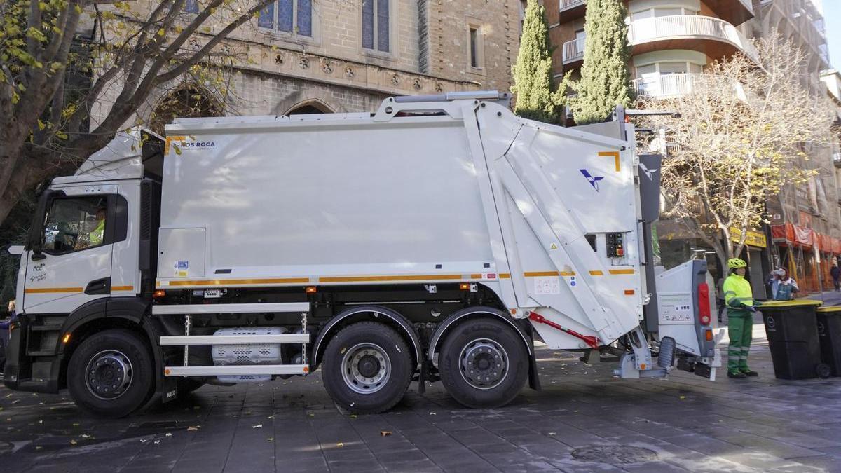 Imatge d’un dels nous vehicles del servei de recollida de residus