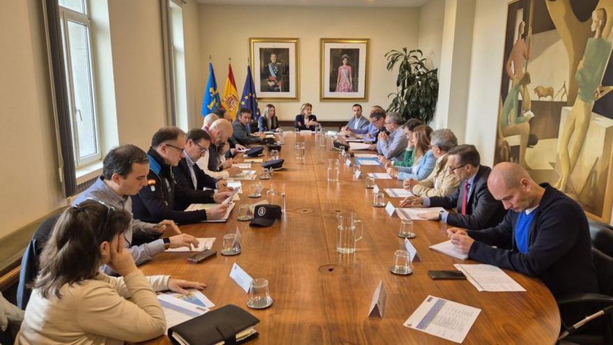 Los asistentes a la reunión de coordinación de seguridad de la Vuelta a Asturias, ayer, en la Delegación del Gobierno.