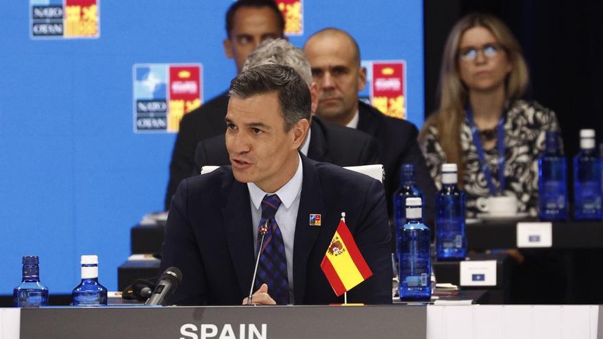 Sánchez interviene en la cumbre de la OTAN con la bandera de España al revés