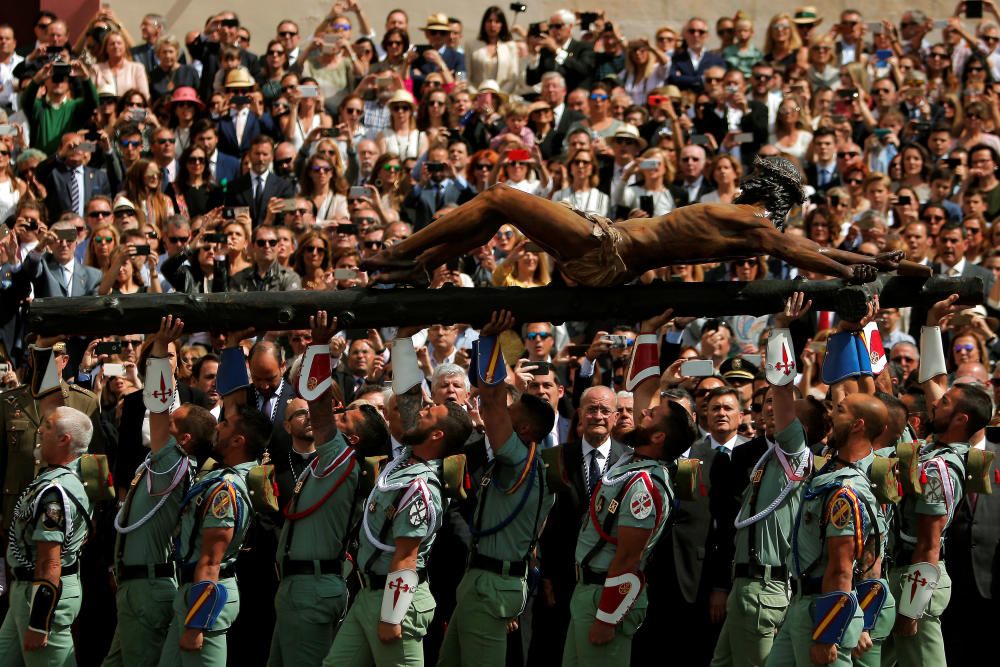 Los legionarios llevan sacan de la iglesia al Cristo de Mena en la Semana Santa de Málaga.