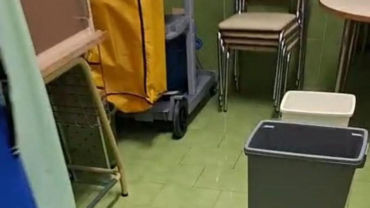 Cubos para las goteras, en el colegio Ponce de León de Plasencia.