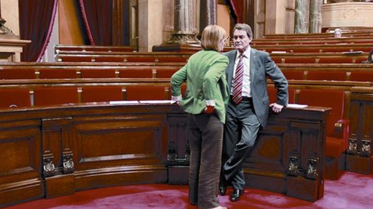 El jefe del Govern, Artur Mas, conversa con la presidenta del Parlament, Núria de Gispert, ayer, en el hemiciclo de la Cámara catalana.