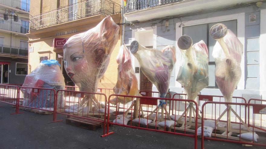 Llegan los primeros ninots y remates de falla a las calles de Burjassot