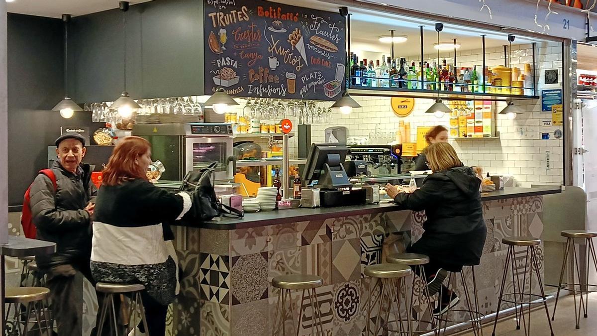 La barra de Bar Ket, en el mercado del Ninot.