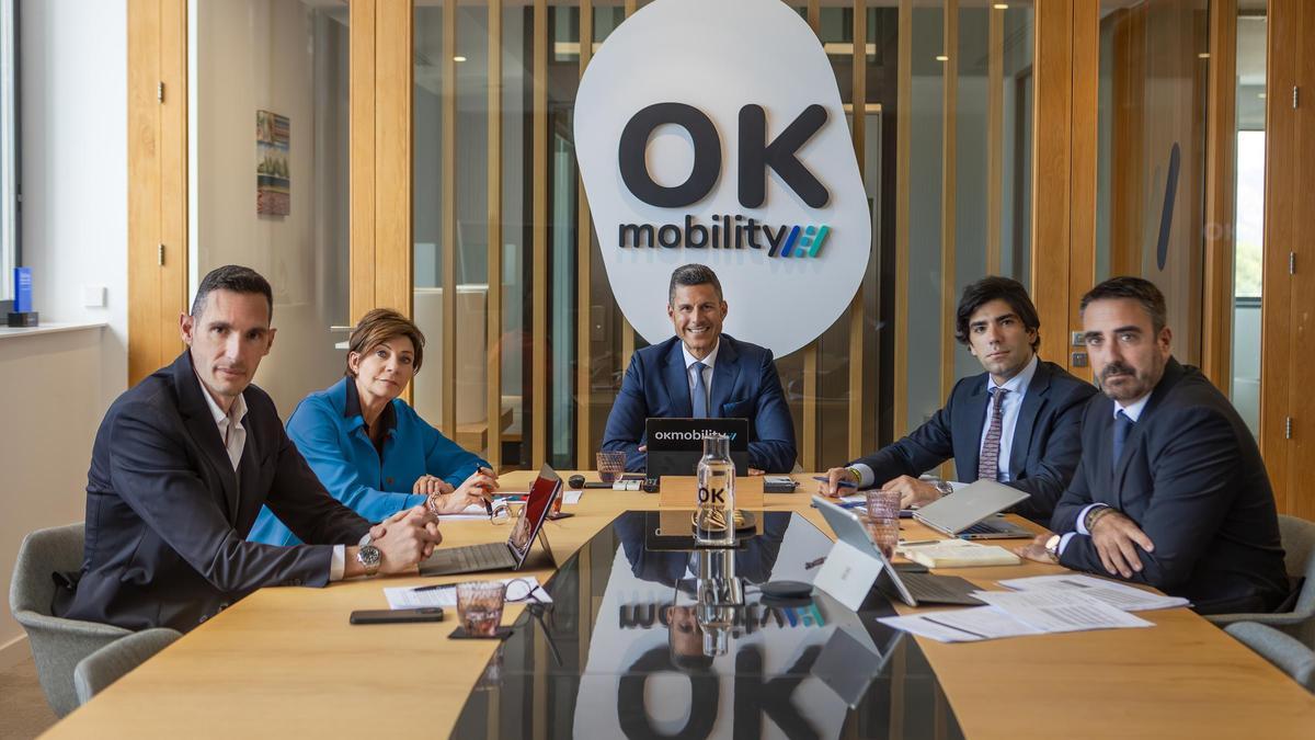 Othman Ktiri, en el centro, con los miembros del Consejo de Administración de OK Mobility.