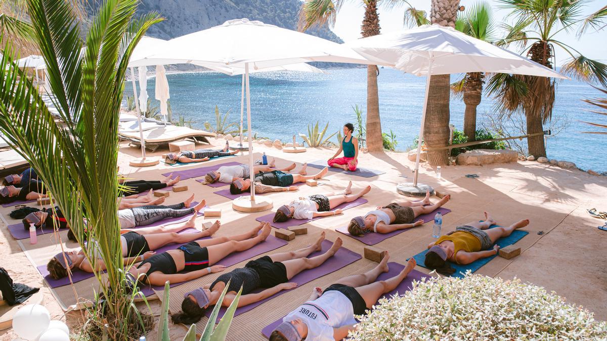De lunes a viernes a las nueve de la mañana, clases de yoga en un contexto natural único.