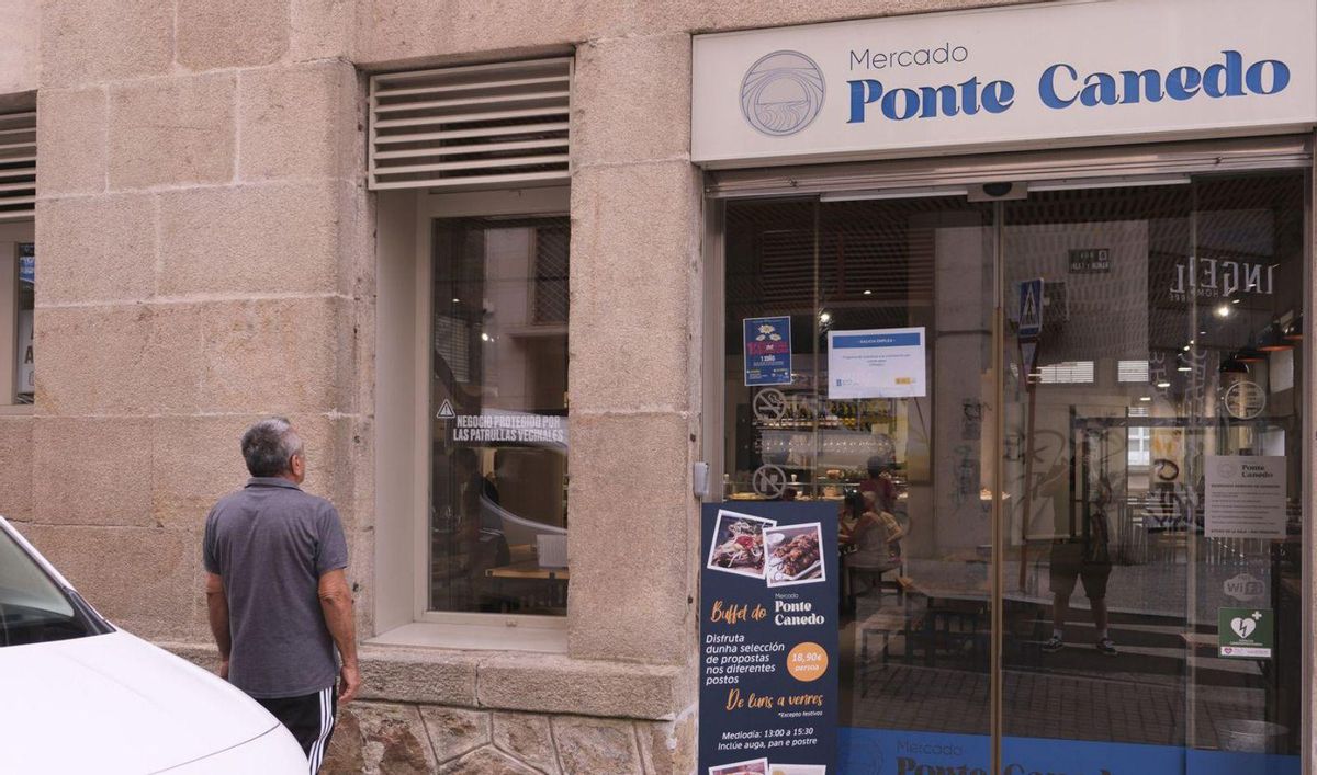 Entrada lateral al Mercado Ponte Canedo. En la ventana, el letrero de advertencia. | Roi Cruz