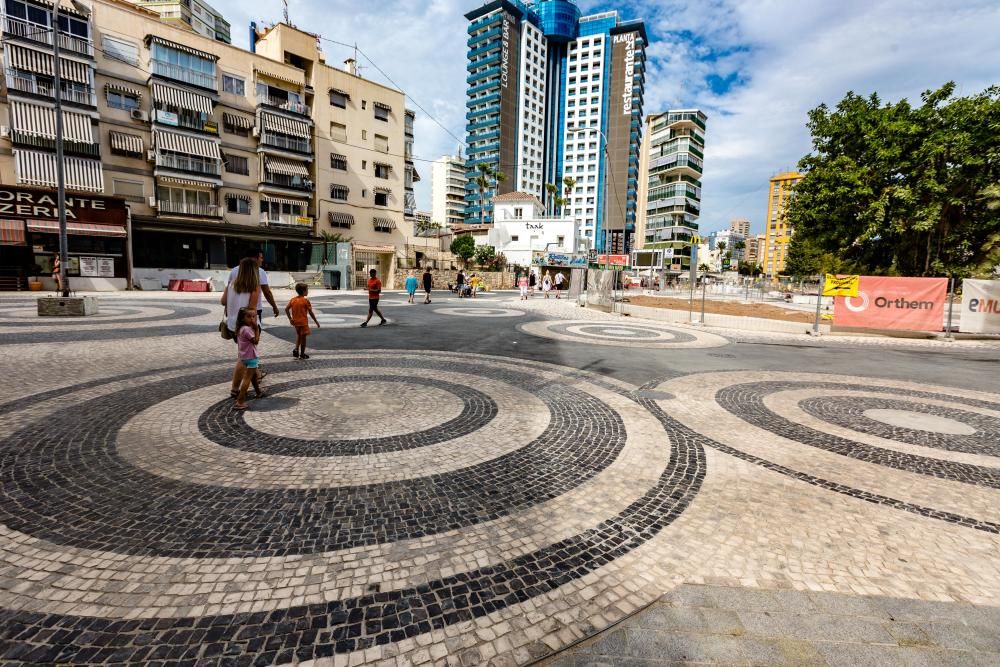 Benidorm abre al paso de peatones la plaza Triangular tras la reforma