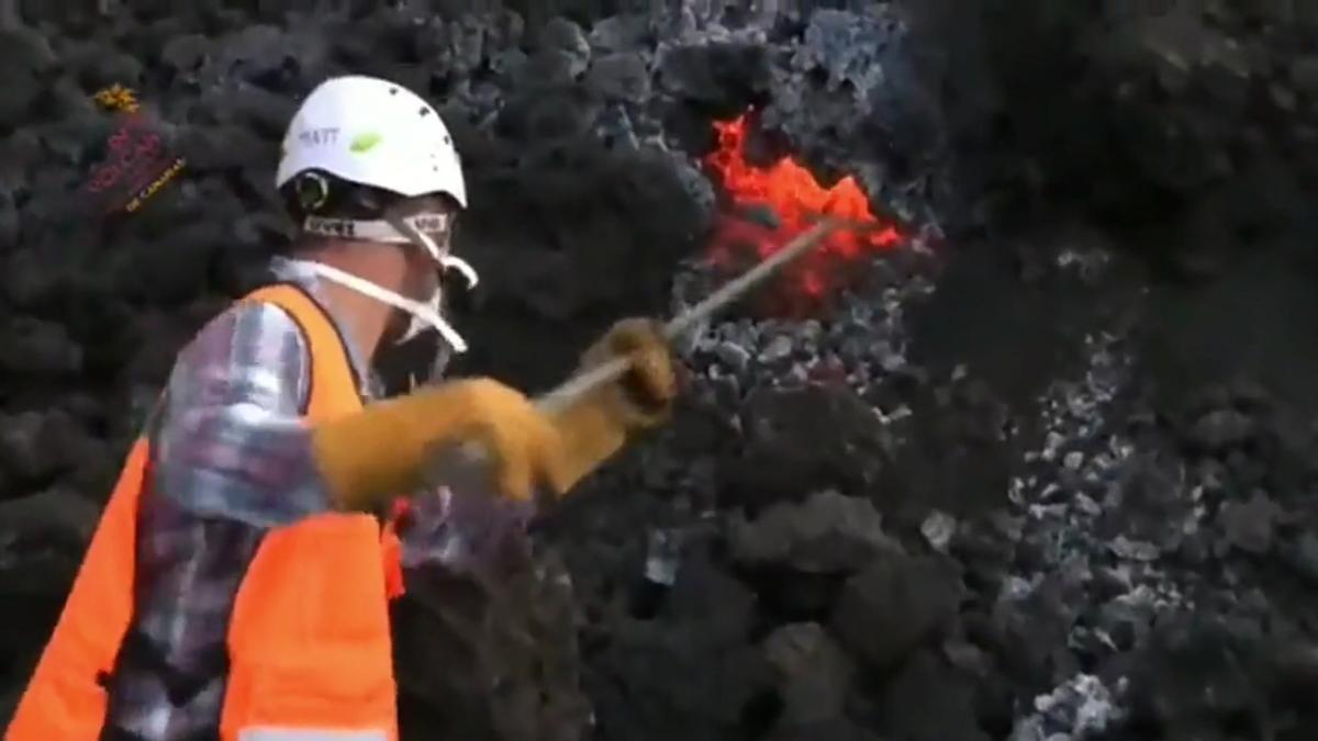 Los científicos toman muestras de lava del volcán de La Palma