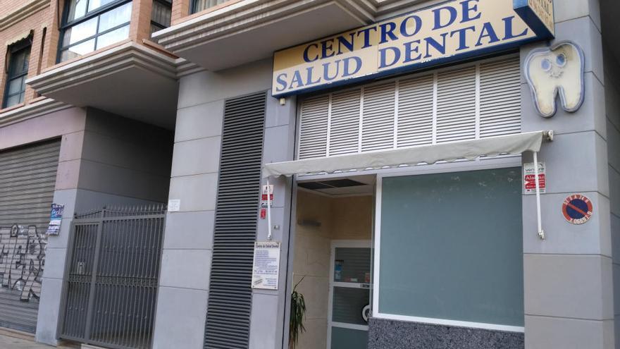 Condenan a un falso dentista que trataba pacientes en su clínica de Patraix