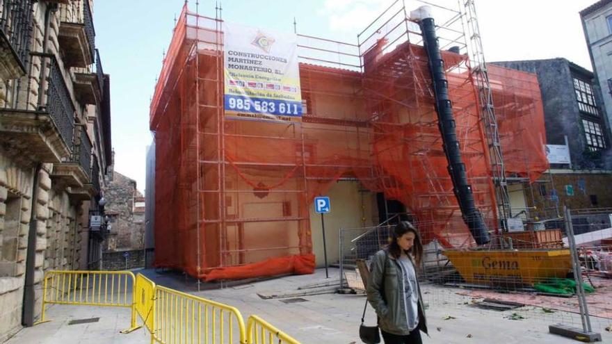 Trabajos de renovación de la cubierta del edificio de la antigua Escuela de Cerámica.