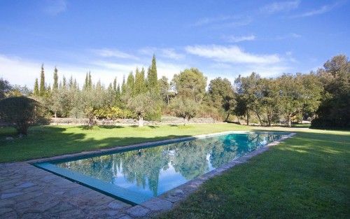 Una casa de ambiente marroquí rodeada de vegetación