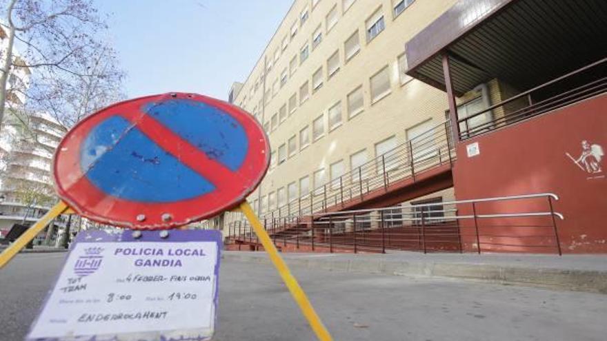 El edificio del antiguo hospital Francesc de Borja de Gandia, ayer, con la señal de prohibido estacionar para iniciar su demolición.