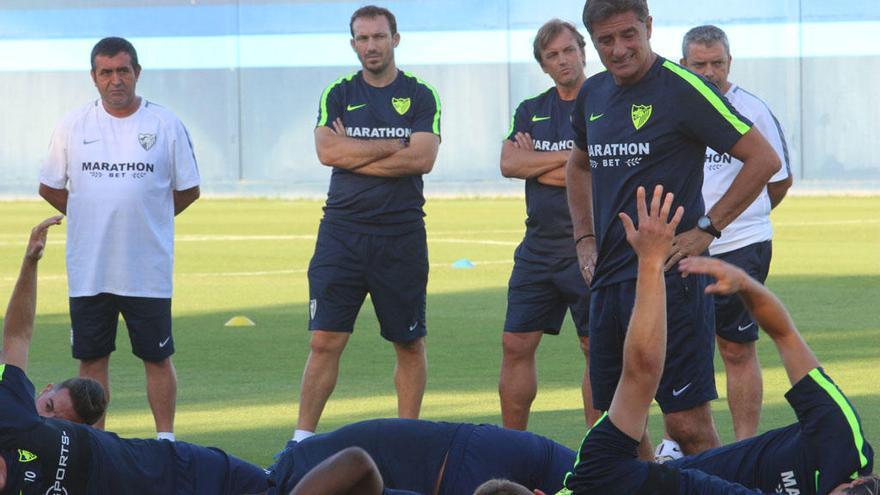 Míchel y su cuerpo técnico, en un entrenamiento.